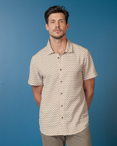 Camisa estampada manga corta con botones funcionales#color_145-arena-estampado
