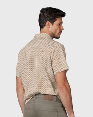 Camisa estampada manga corta con botones funcionales#color_145-arena-estampado