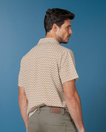 Camisa estampada manga corta con botones funcionales#color_145-arena-estampado