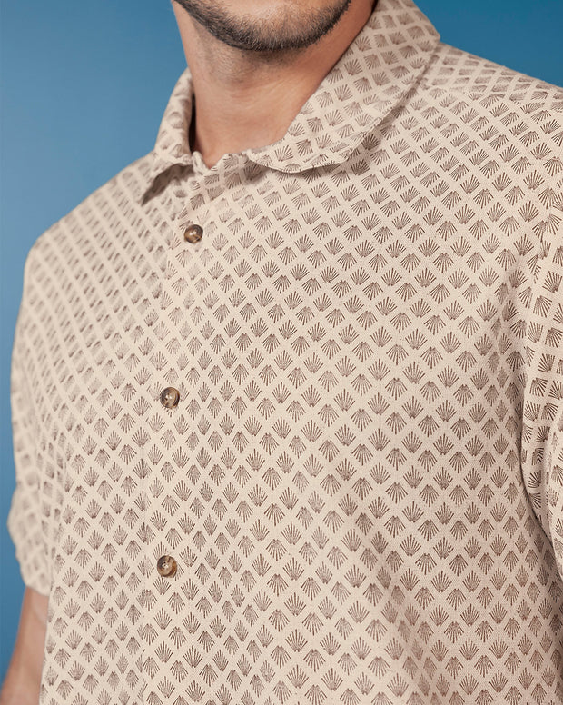 Camisa estampada manga corta con botones funcionales