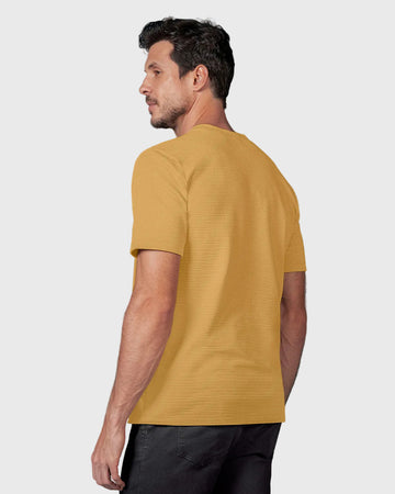 Camiseta manga corta básica en tela especial con textura#color_847-mostaza