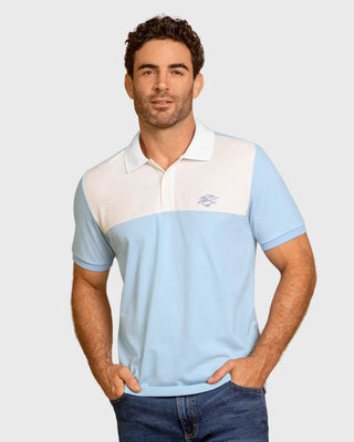 Camiseta tipo polo con bloque de color en frente#color_c67-azul