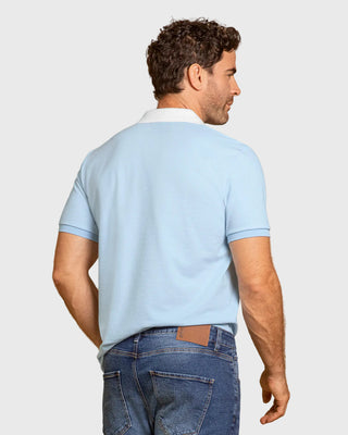 Camiseta tipo polo con bloque de color en frente#color_c67-azul