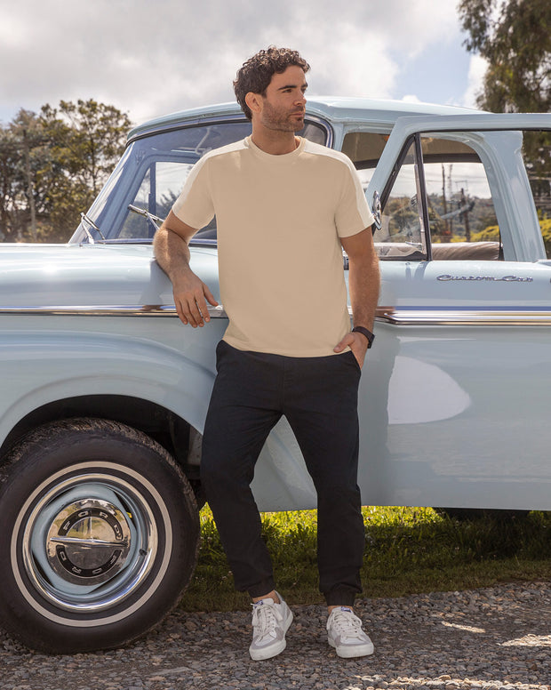 Camiseta básica con cortes decorativos en hombros