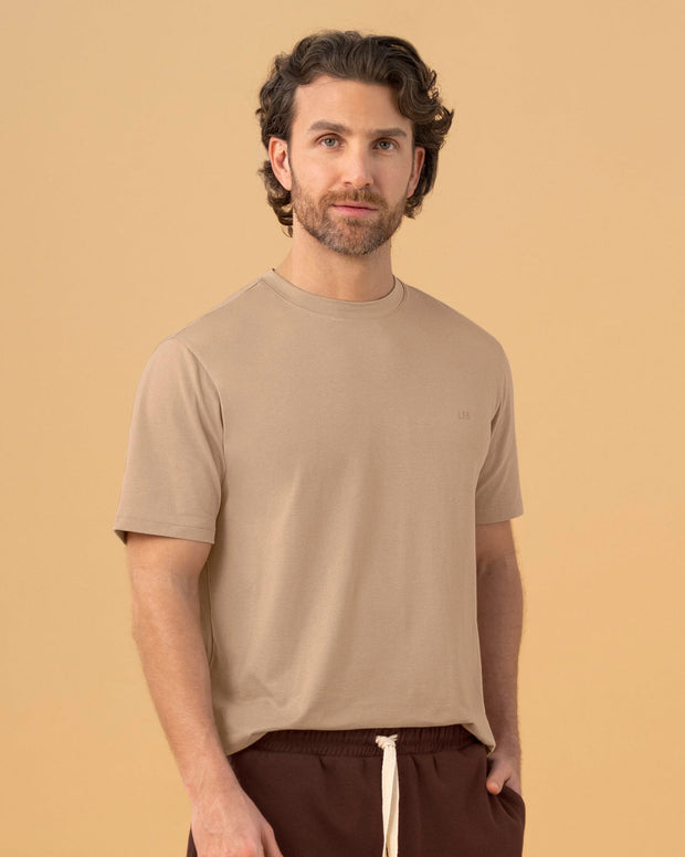 Camiseta básica con manga corta y cuello redondo