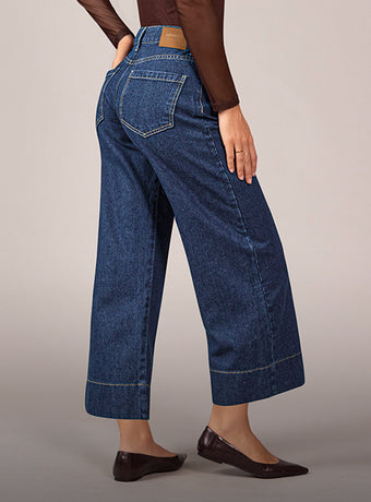 Mujer usando Ropa Exterior de Leonisa - Leonisa Colombia