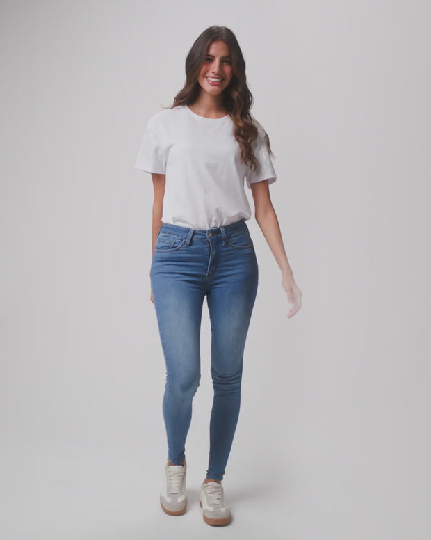Jean skinny levanta cola