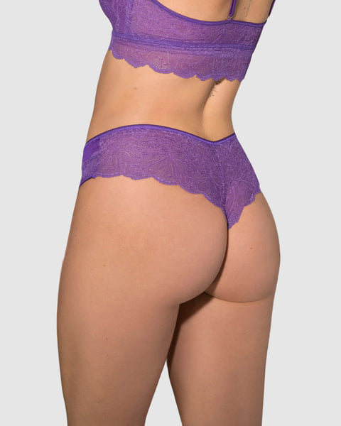 Panty cachetero semidescaderado en encaje y tul con refuerzo en algodón#color_467-morado-oscuro