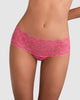 panty-estilo-cachetero-en-encaje-con-transparencias-y-bordes-redondeados#color_397-rosado