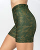 Short corto deportivo ajustado y ligero con cómodo elástico en cintura#color_183-estampado-verde