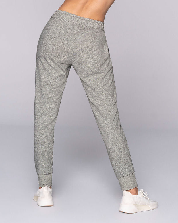 Jogger deportivo de silueta amplia con bolsillos