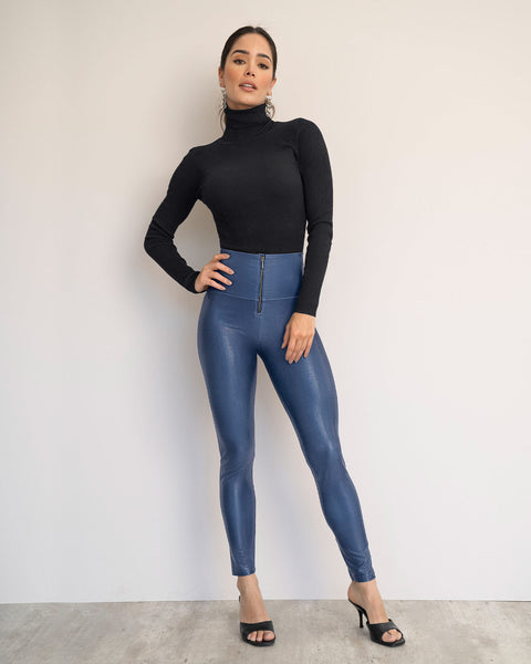 Leggings con acabado efecto cuero con control de abdomen#color_536-azul-oscuro