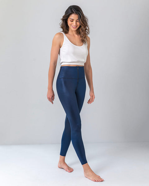 Leggings con acabado efecto cuero con control de abdomen#color_546-azul-oscuro