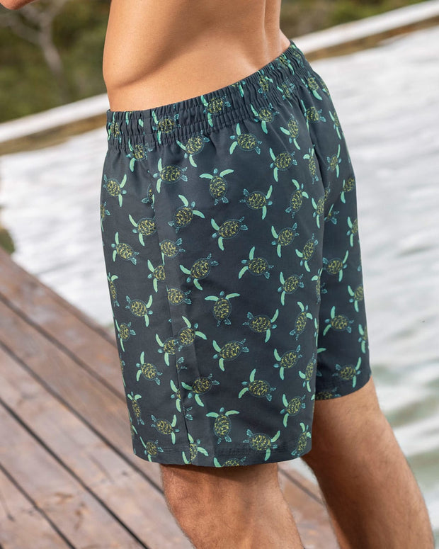 pantaloneta-corta-de-bano-para-hombre-elaborada-con-pet-reciclado#color_024-estampado-tortugas