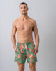 Pantaloneta corta de baño para hombre elaborada con pet reciclado#color_662-estampado-hojas-verde