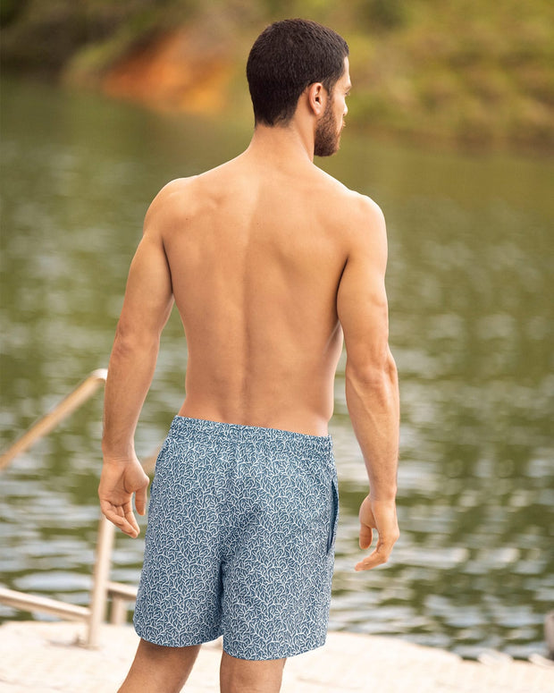 Pantaloneta de baño con malla interna y cintura ajustable#color_022-estampado-corales