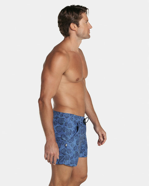 Pantaloneta de baño con malla interna y cintura ajustable#color_052-estampado-conchas-azul