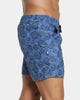 Pantaloneta de baño con malla interna y cintura ajustable#color_052-estampado-conchas-azul