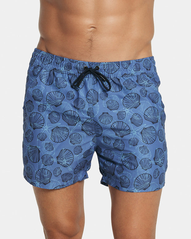Pantaloneta de baño con malla interna y cintura ajustable#color_052-estampado-conchas-azul