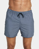 Pantaloneta de baño con malla interna y cintura ajustable#color_055-estampado-azul-oscuro