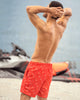 Pantaloneta de baño con malla interna y cintura ajustable#color_115-estampado-estrellas-de-mar