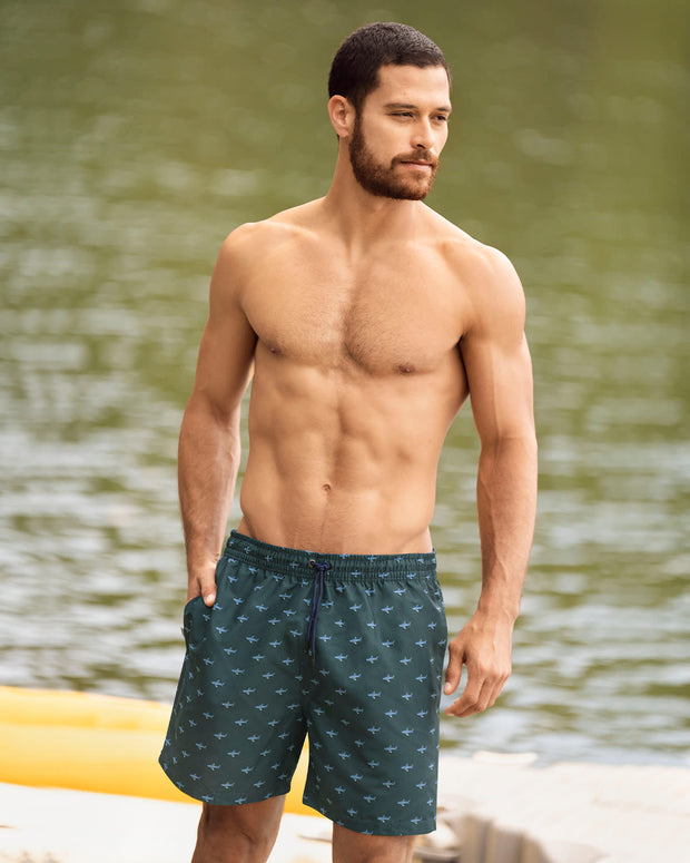 Pantaloneta de baño con malla interna y cintura ajustable#color_552-estampado-tiburones