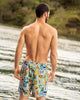 Pantaloneta de baño masculina con práctico bolsillo al lado derecho#color_100-estampado-postales