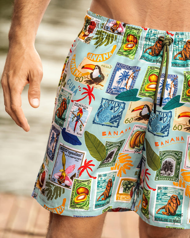Pantaloneta de baño masculina con práctico bolsillo al lado derecho#color_100-estampado-postales
