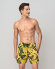 Pantaloneta de baño masculina con práctico bolsillo al lado derecho#color_128-estampado-amarillo