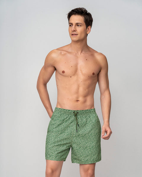 Pantaloneta de baño masculina con práctico bolsillo al lado derecho#color_651-estampado-verde