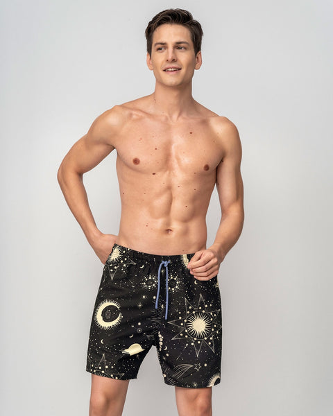 Pantaloneta de baño masculina con práctico bolsillo al lado derecho#color_712-estampado-negro