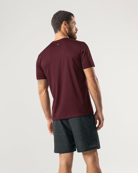 Camiseta deportiva masculina semiajustada de secado rápido#color_320-vino