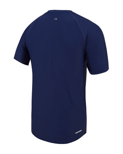 Camiseta deportiva con tela texturizada que permite el paso del aire#color_515-azul-oscuro