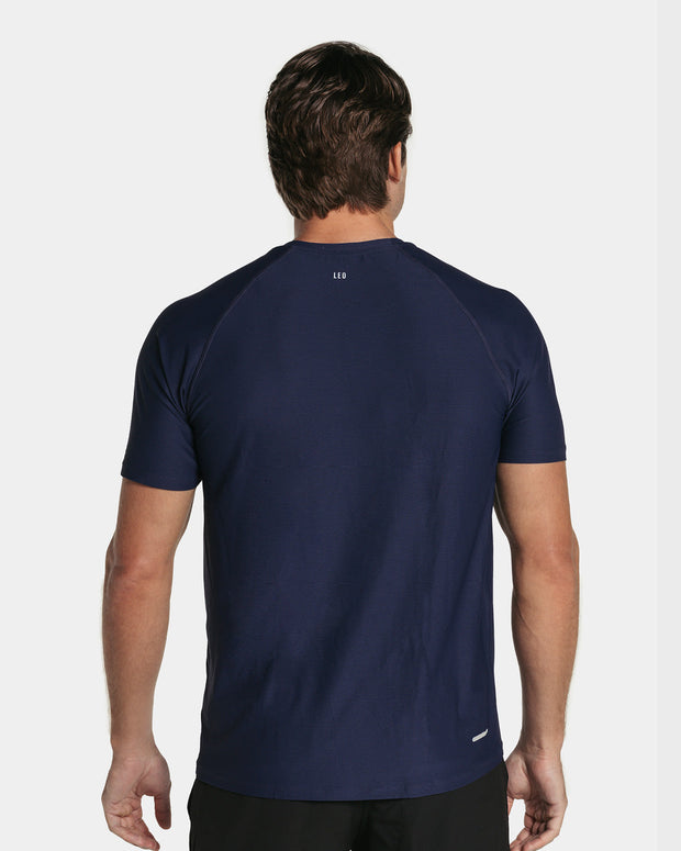 Camiseta deportiva con tela texturizada que permite el paso del aire#color_515-azul-oscuro