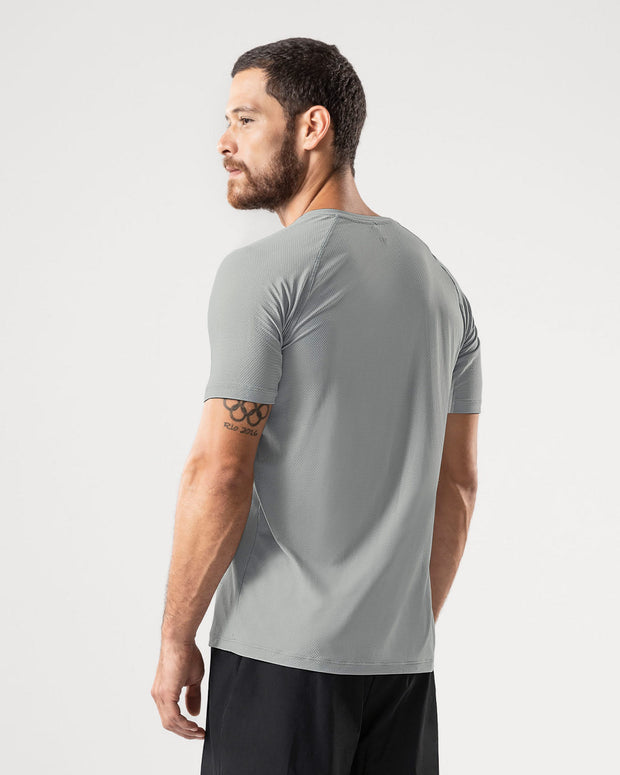 Camiseta deportiva con tela texturizada que permite el paso del aire#color_737-gris-claro