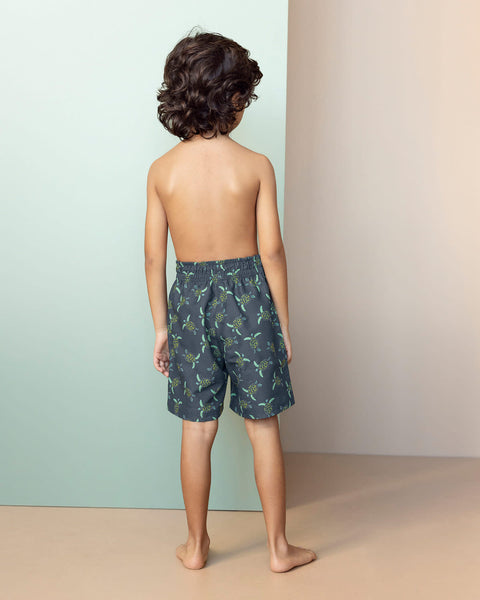 Pantaloneta de baño para niño con bolsillo lateral#color_024-estampado-tortugas