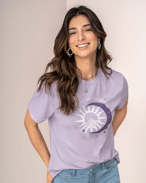 Camiseta manga corta con mensaje en el frente#color_400-lila