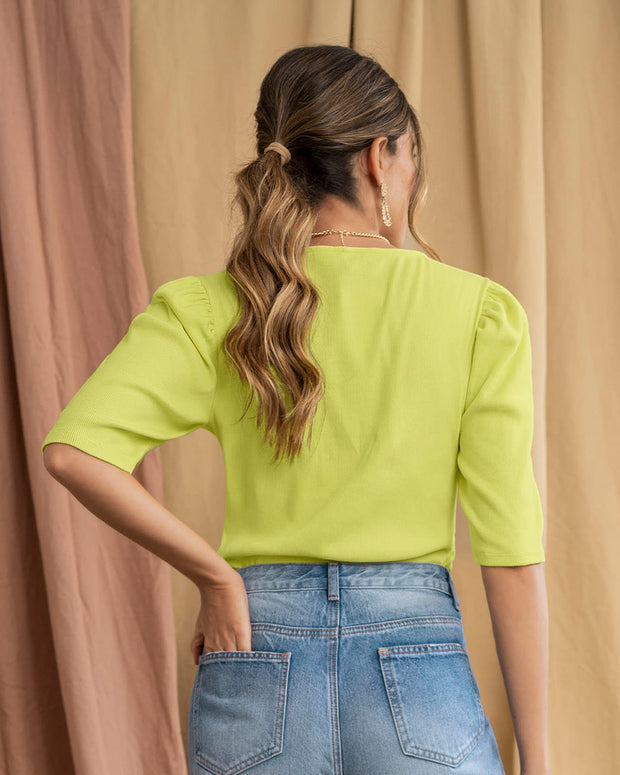 Camiseta manga corta con volumen en hombros y escote cuadrado#color_680-verde-limon
