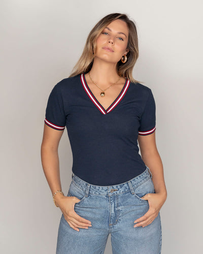 Camiseta manga corta con cuello y puños tejidos en contraste#color_057-azul-oscuro