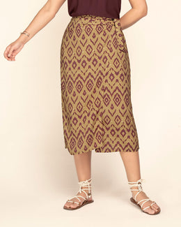 Falda midi con diseño cruzado#color_145-estampado-cafe