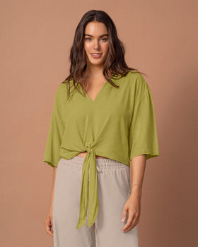 Blusa manga 3/4 con tiras para anudar en cintura y escote en V#color_653-verde-lima