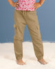 Pantalón exterior jogger con bolsillos laterales funcionales#color_084-arena-oscuro