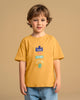 Camiseta manga corta con cuello en rib y estampado localizado#color_106-amarillo-oscuro