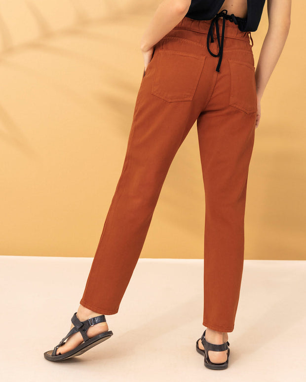 Pantalón tiro alto con elástico en pretina y bolsillos frontales y traseros#color_221-terracota