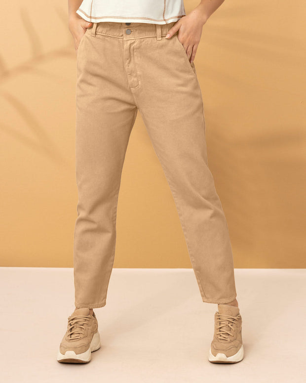 Pantalón tiro alto con elástico en pretina y bolsillos frontales y traseros#color_606-arena