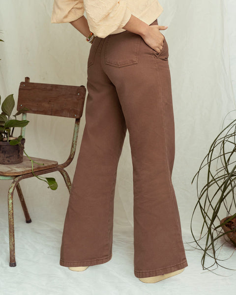 Jean bota ancha con bolsillos funcionales#color_813-cafe
