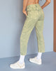 Pantalón mom con bolsillos#color_667-verde