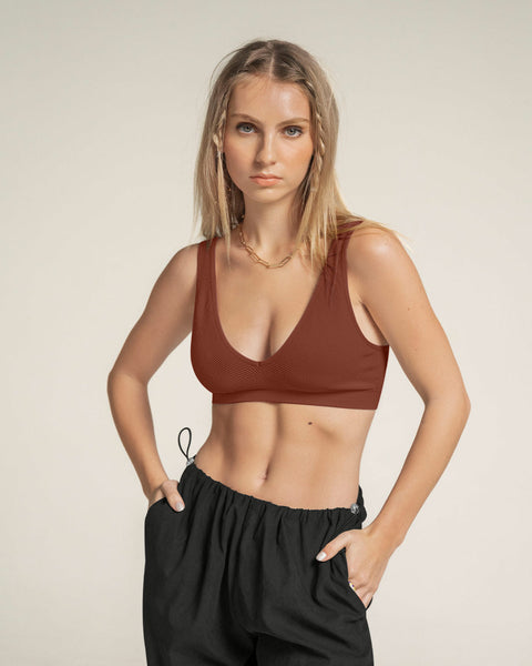 Camiseta crop top seamless con escote en v#color_800-chocolate