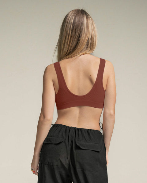 Camiseta crop top seamless con escote en v#color_800-chocolate