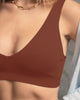 Camiseta crop top seamless con escote en v#color_800-chocolate
